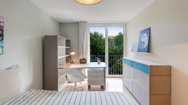 Freundliches Kinderzimmer mit bodentiefer Fensterfront und Blick ins Grüne (OG)