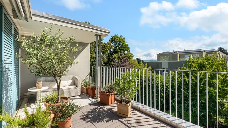 Sonnige Dachterrasse ein privater Rückzugsort mit Blick ins Grüne