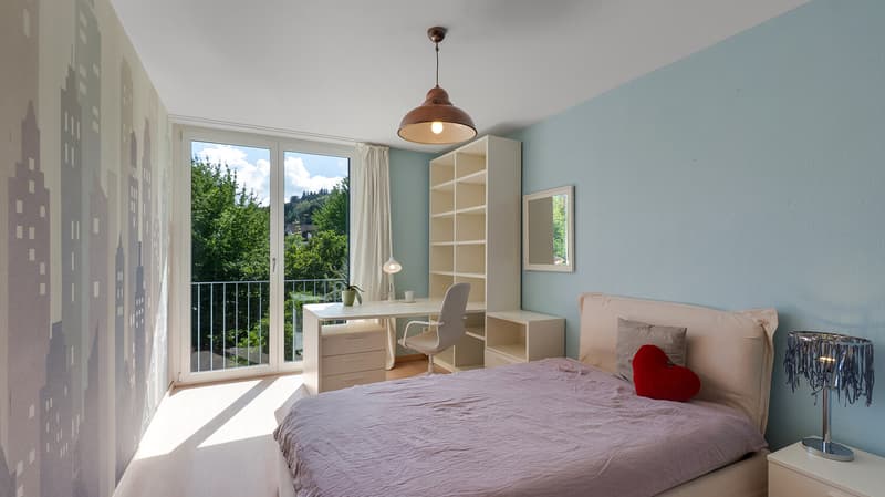 Freundliches Kinderzimmer mit viel Tageslicht und Blick ins Grüne (OG)
