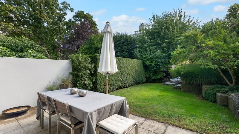 Gartensitzplatz mit Rasenfläche ideal für entspannte Stunden im Freien