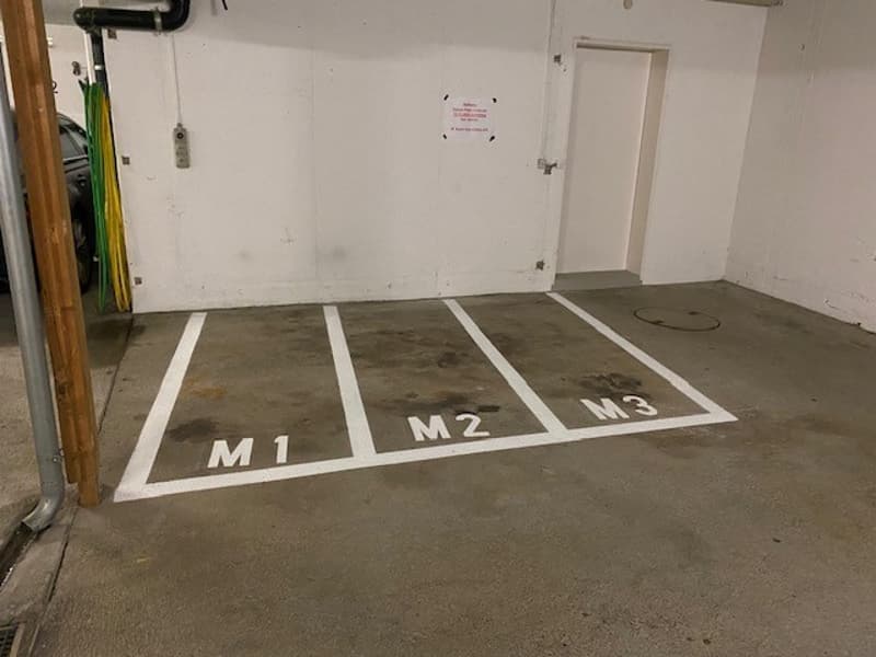 Parking moto dans hall de stockage (2)