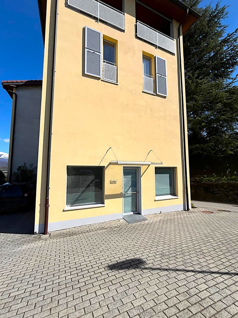 Breganzona: comodo ufficio/negozio con vetrine e 2 posteggi (8)