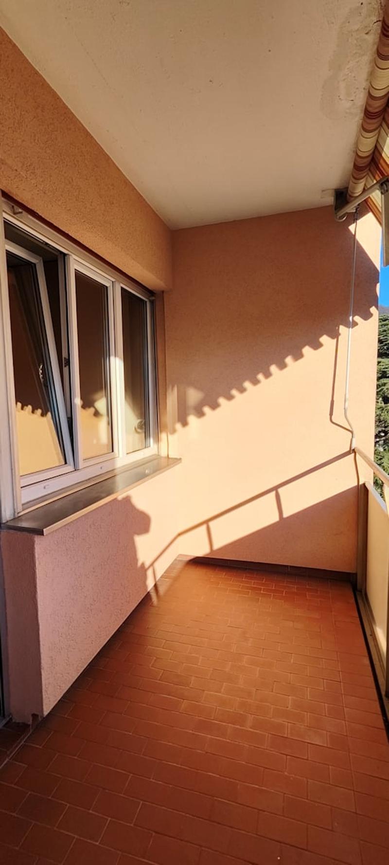 Luminoso appartamento 3.5 locali con balcone e vista panoramica a Vacallo (9)