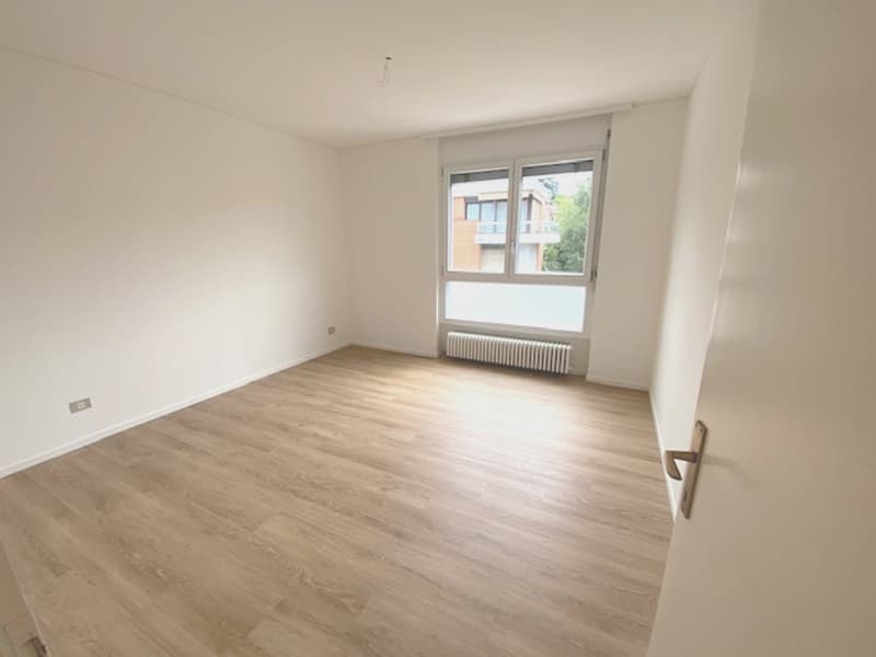 Luminoso appartamento di 3.5 locali con balcone a Vezia (10)