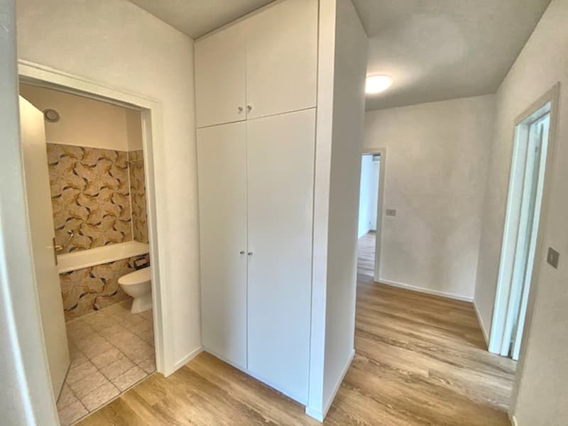 Luminoso appartamento di 3.5 locali con balcone a Vezia (7)