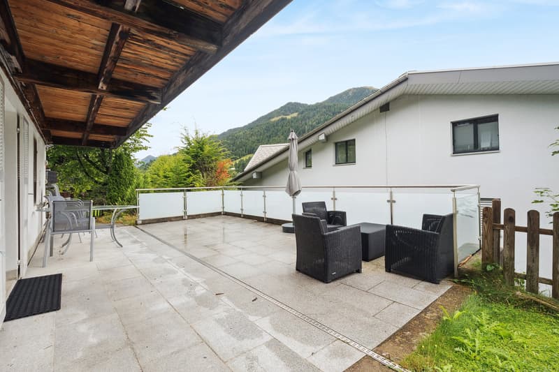 UG | Auf der weitläufigen Terrasse geniessen Sie Sonne, Ruhe und Privatsphäre