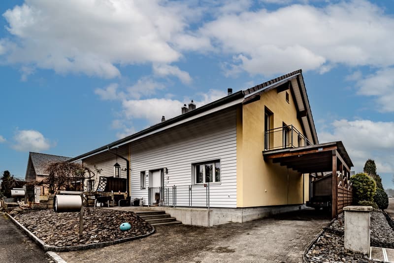 Frontansicht des Hauses mit Carport