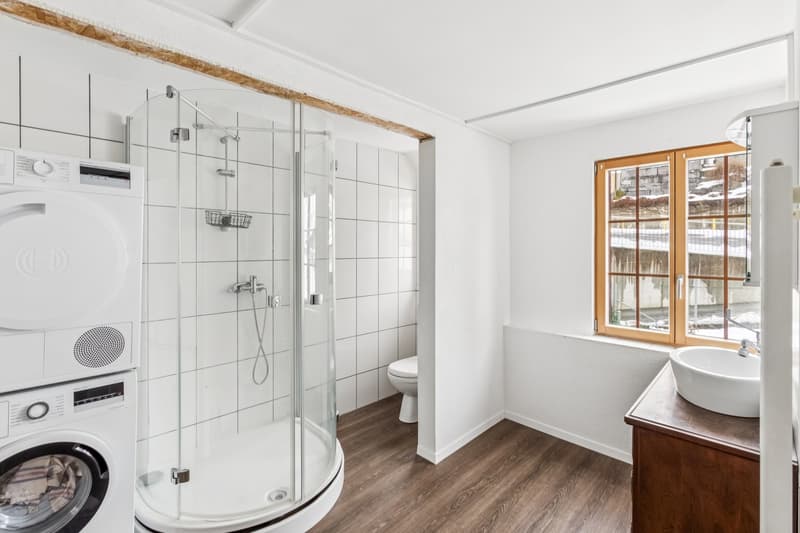 1. OG: Das zur Wohnung gehörende Badezimmer wurde erst kürzlich modern und stilvoll umgebaut