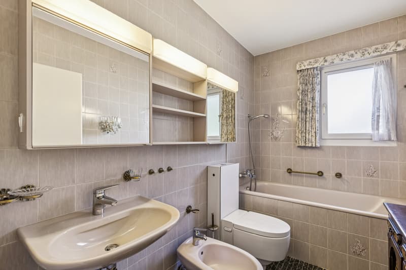Badezimmer mit Badewanne im Obergeschoss