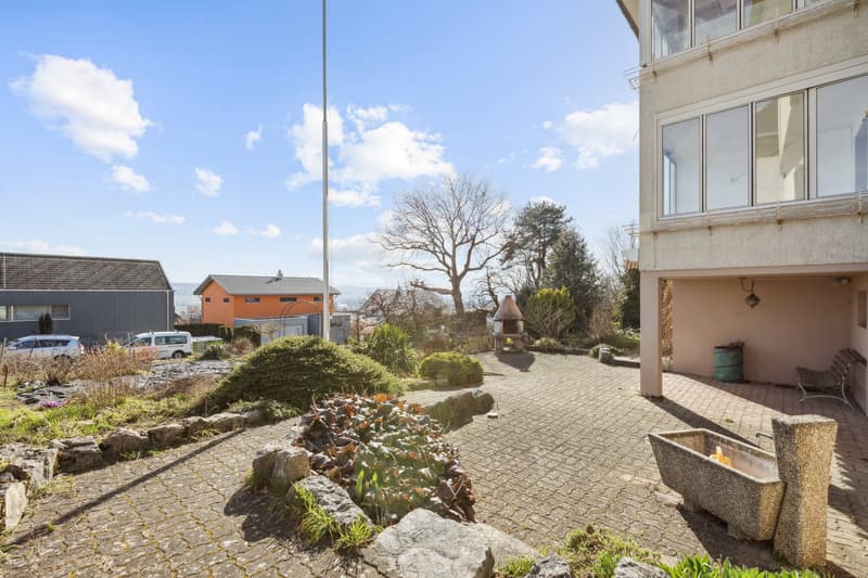 Sonniger Gartensitzplatz mit Cheminée