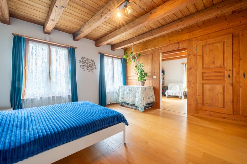 Zimmer 1 mit hochwertigem Holzparkett und Einbauschränken, Obergeschoss