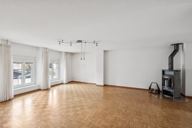 Wohnzimmer mit Chemineéofen der Wohnung im 1. Obergeschoss