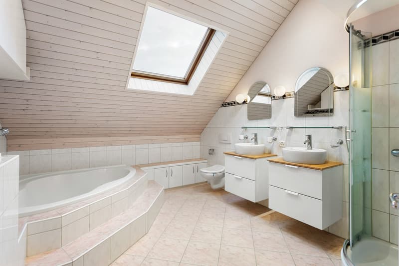 Badezimmer mit Eckbadewanne und Dusche