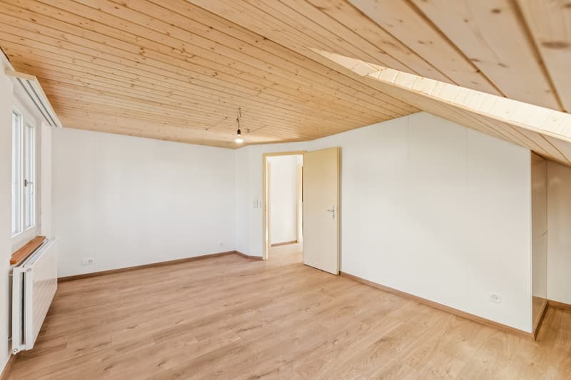 Grosses Dachgeschosszimmer mit viel Licht und Dachschräge