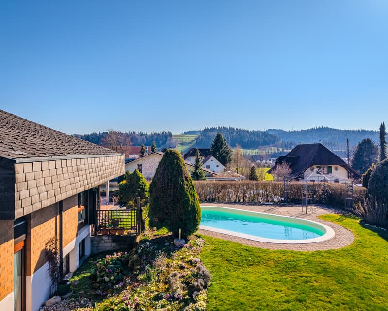 Aussenansicht mit herrlicher Aussicht ins Grüne