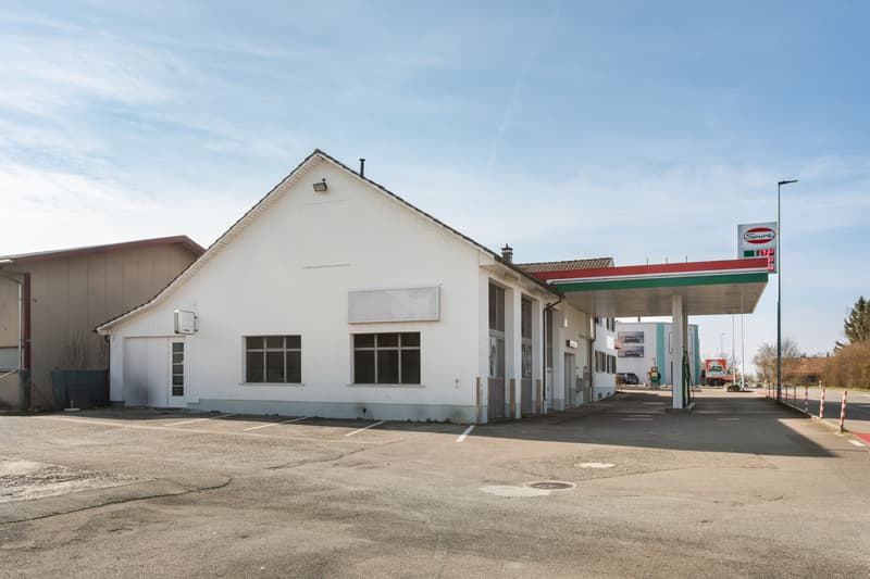 Aussenansicht mit Parkplätzen