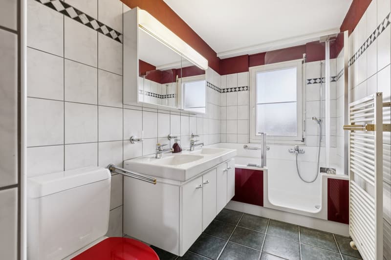 Badezimmer mit Badewanne und Doppellavabo