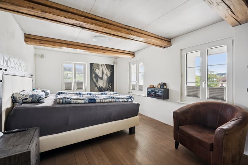 Schlafzimmer mit Sichtbalken - eine Hommage an frühere Zeiten