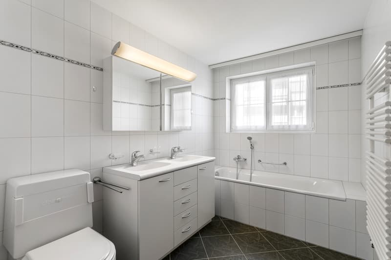 Badezimmer mit Bad/WC