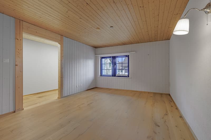Grosszügiges Zimmer mit Ankleide