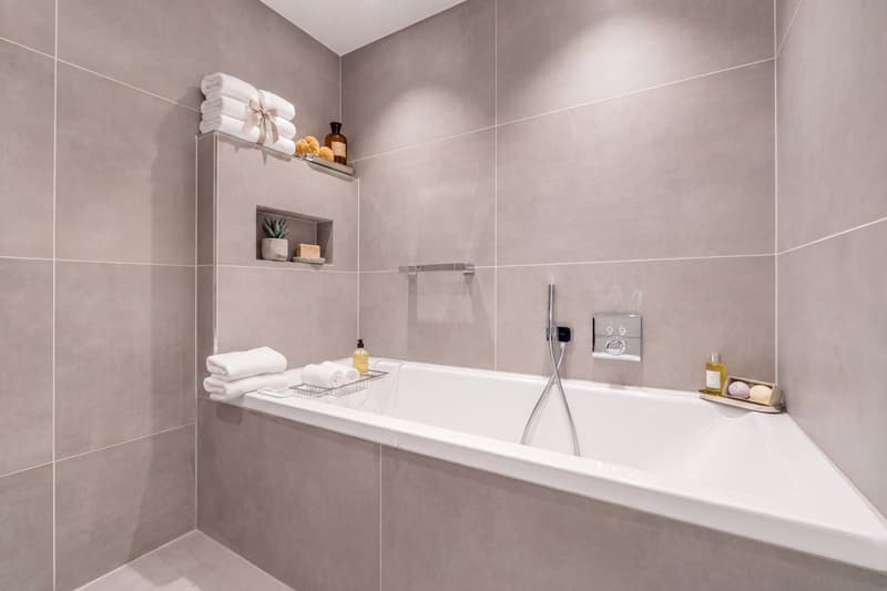 Badezimmer mit WC und Lavabo