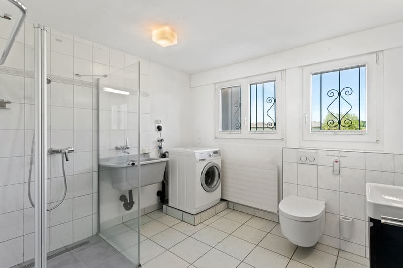 Badezimmer im Erdgeschoss mit begehbarer Dusche und WC