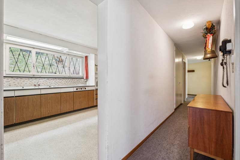 Der lange Korridor erschliesst die Zimmer und verbindet die Räume auf angenehme Weise