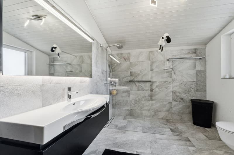 Zeitlos modernes Badezimmer mit hochwertiger Ausstattung