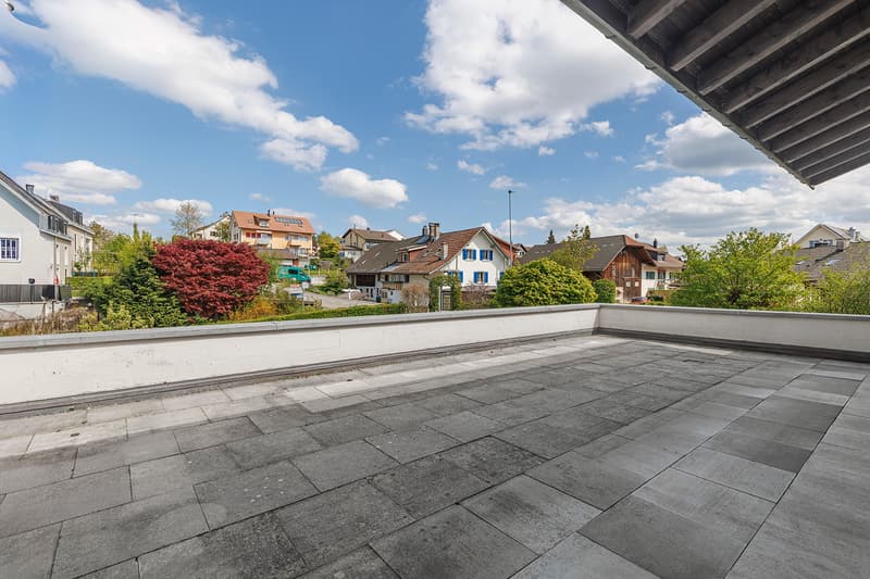 Aussicht vom Wohnzimmer und grosszügige Terrasse