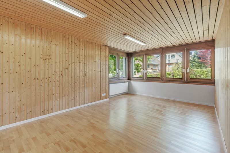 in Holz verkleidetes, lichtdurchflutetes Zimmer