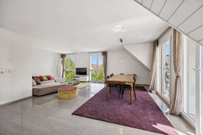 Lichtdurchflutetes Wohnzimmer mit grossen Fensterflächen