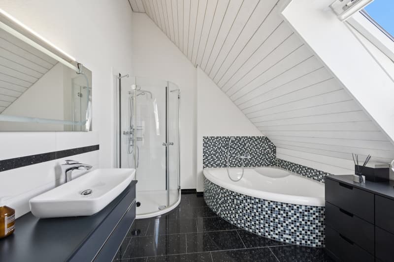 Modernes Familienbadezimmer mit Dusche und Badewanne