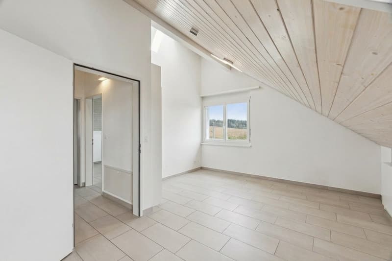 Vielseitig nutzbares Dachgeschosszimmer mit schöner Raumhöhe und Platz für grosse Schränke