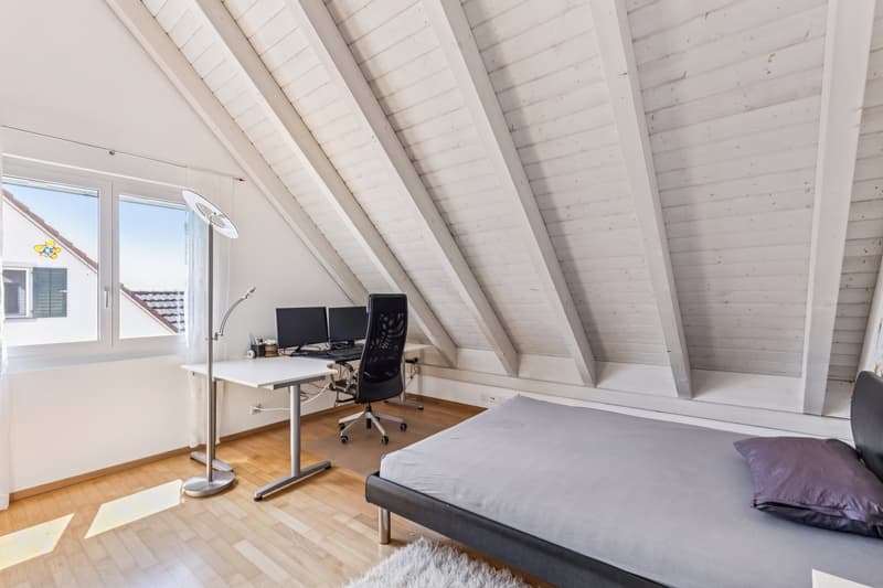 Charmantes Dachzimmer mit grosszügiger Raumhöhe