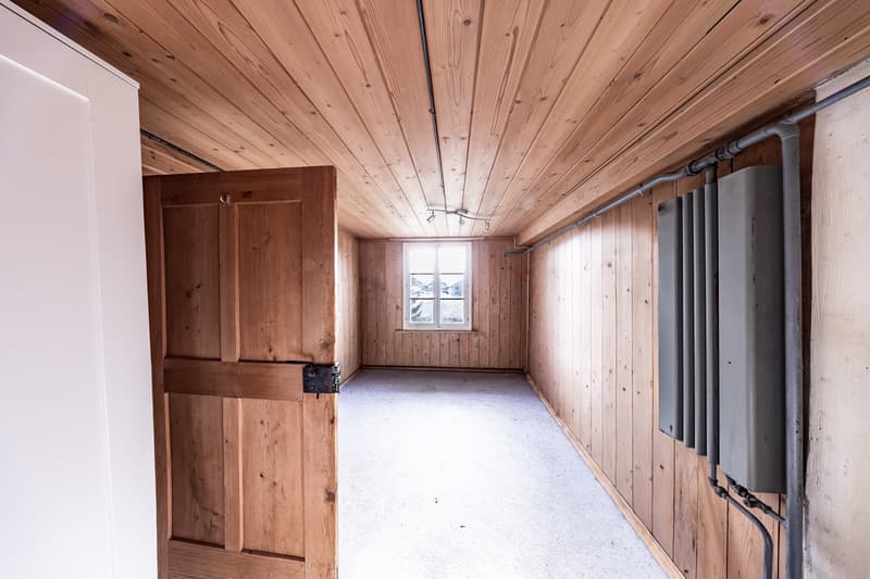 Kleiner Nebenraum mit Holzverkleidung