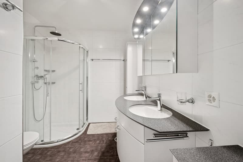 Das grosse Badezimmer ist mit einer Dusche, einem WC sowie Doppellavabo ausgestattet.