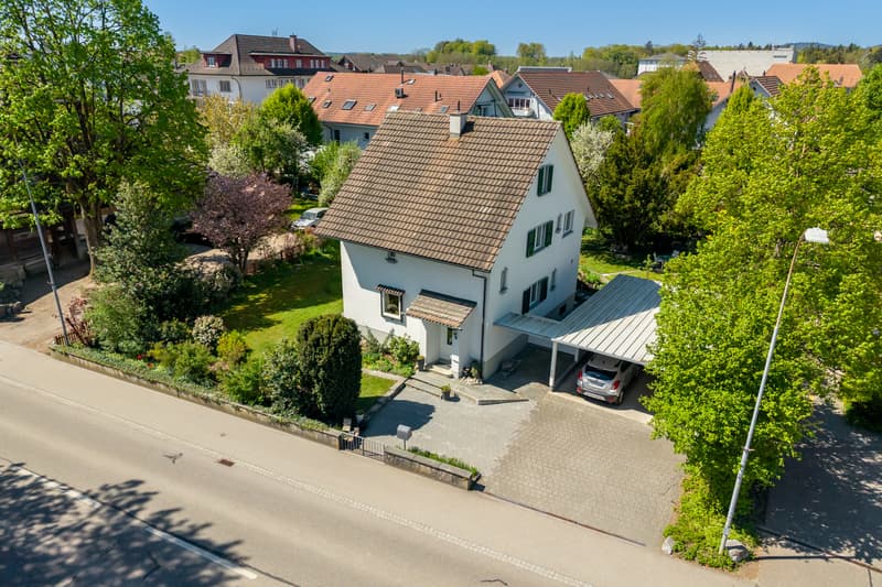 Zwei gedeckte Parkplätze unter dem Carport / zwei zusätzliche Aussenabstellplätze