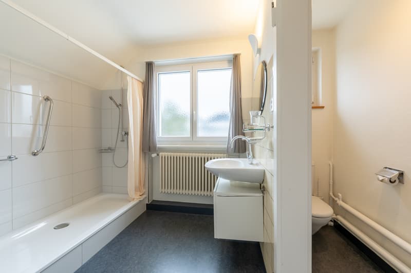 Badezimmer mit Dusche, Lavabo, WC und Einbauschränken, Obergeschoss