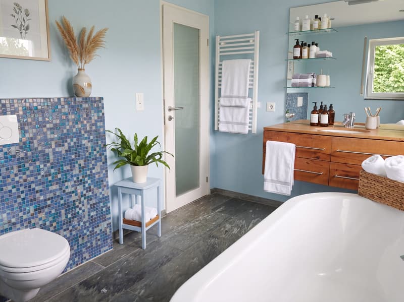 Grosses Badezimmer mit Badewanne