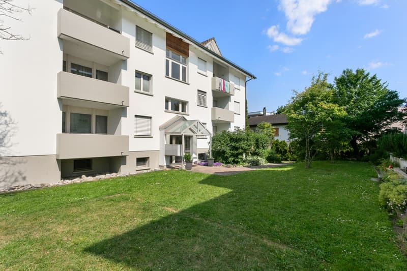 Aussenansicht Balkon und Haupteingang
