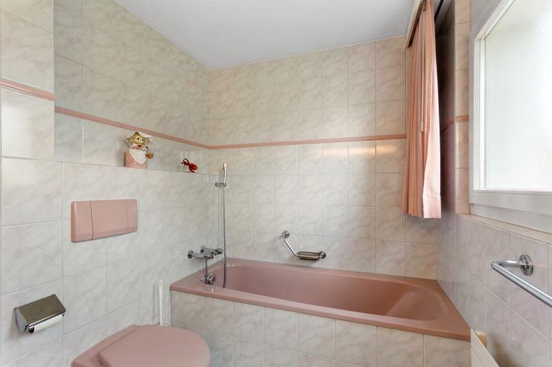 Badezimmer mit Badewanne und WC