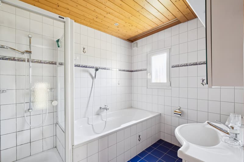 Badezimmer mit Badewanne, Dusche, WC und Lavabo, Erdgeschoss