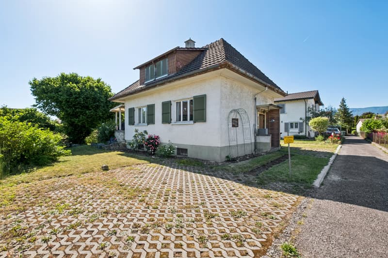 Zwei Parkplätze neben dem Haus