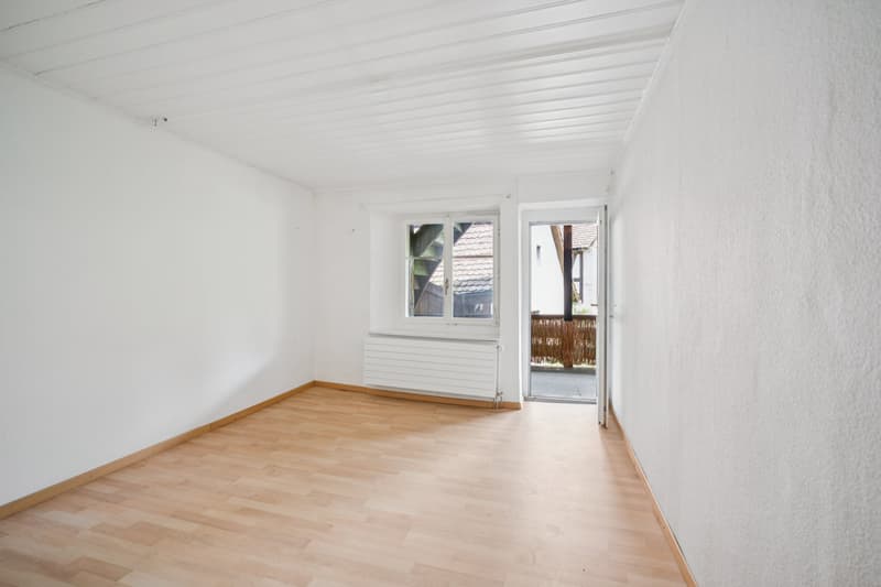 Dieses Zimmer besticht mit dem direkten Zugang zum gedeckten Balkon.