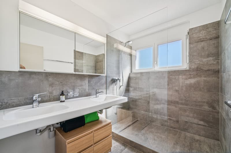 Modernes Tageslicht Bad mit Dusche und WC im Obergeschoss