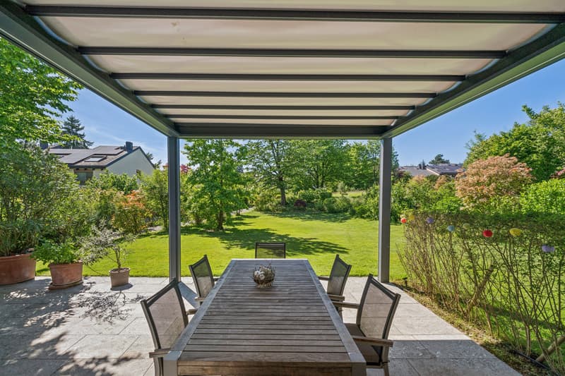 Überdachte Terrasse mit hoher Aufenthaltsqualität
