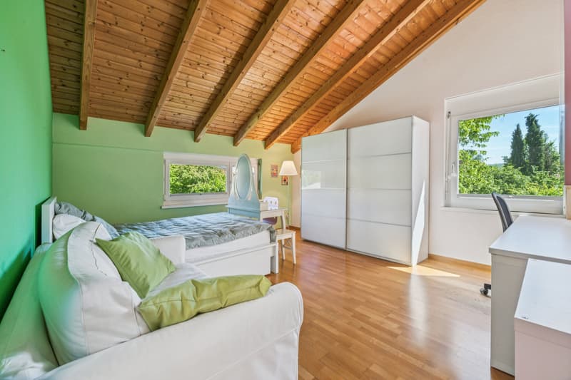 Grosszügiges Tageslicht Zimmer im Obergeschoss