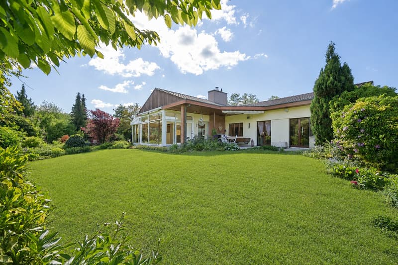 Gartenblick auf die Liegenschaft mit Sitzplatz