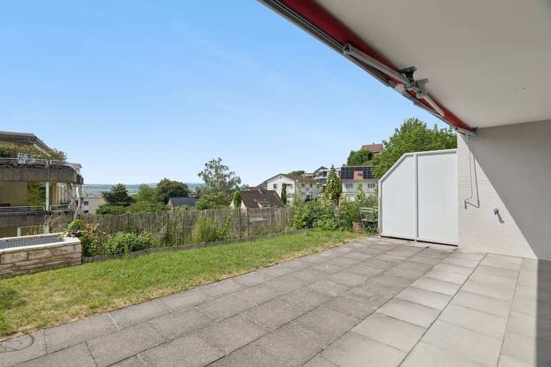 Gemütliche Gartenterrasse mit Rasenfläche und Weitsicht