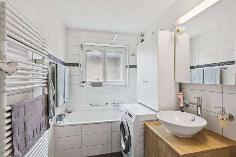 Badezimmer mit Waschmaschine